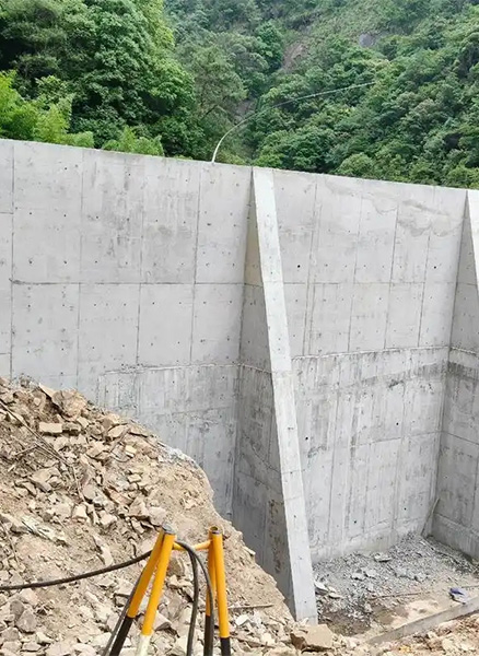 徐州新沂重力式挡土墙